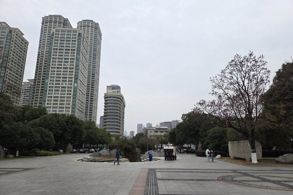 Chinese city put on lockdown as coronavirus death toll rises