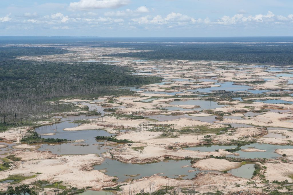 Illegal Armed Groups Trap 17 Miners in Peru Gold Mine
