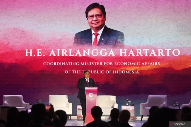 Airlangga Hartarto Asean Economic Growth Indonesian Coordinating Minister Airlangga Hartarto speaking at a podium during an ASEAN economic forum in Jakarta.
