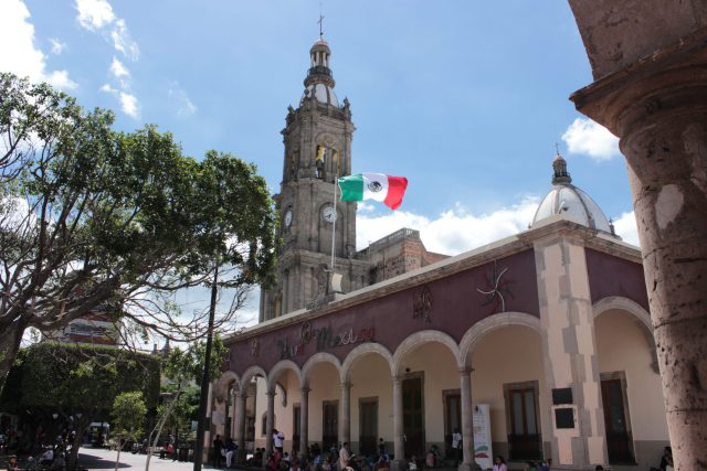 Bodies Found Under Bridge in Guanajuato, Mexico, Cartel Suspected Involved Law enforcement officers gather near a bridge in Salamanca, Guanajuato, where five bodies were found abandoned with a cartel banner.
