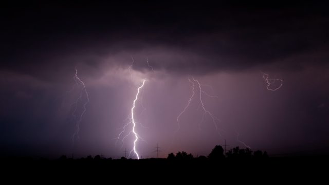 Thunderstorms and strong winds kill at least 10 in eastern Australia Dark cumulonimbus clouds loom over a rural Queensland road where snapped power lines and uprooted trees block the path after the December 27 storm.
