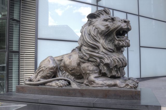 Bronze lion statue outside HSBC global headquarters at Canary Wharf, London Bronze lion statue outside HSBC global headquarters at Canary Wharf, London