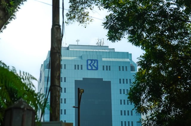 Federal Investigators Probe Banco do Brasil Currency Unit in Lava Jato Spillover Federal investigators approach Banco do Brasil headquarters in Brasília as part of the Lava Jato corruption probe spillover.