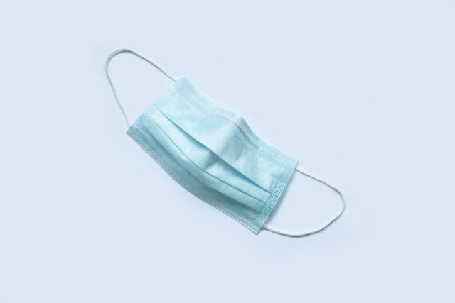 Study: Surgical masks best block droplets; video reveals particle spread patterns High-speed camera footage shows LED-lit droplets spreading from a person coughing without a mask.