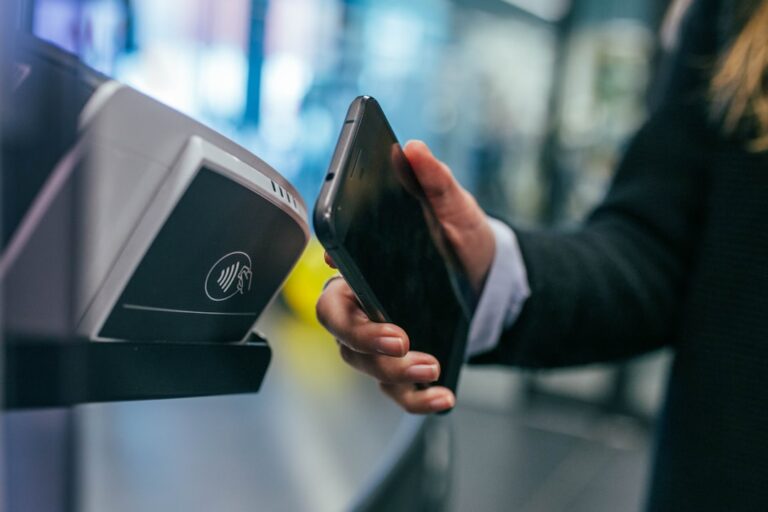Malaysia Mandates Cashless Payments to Curb Graft