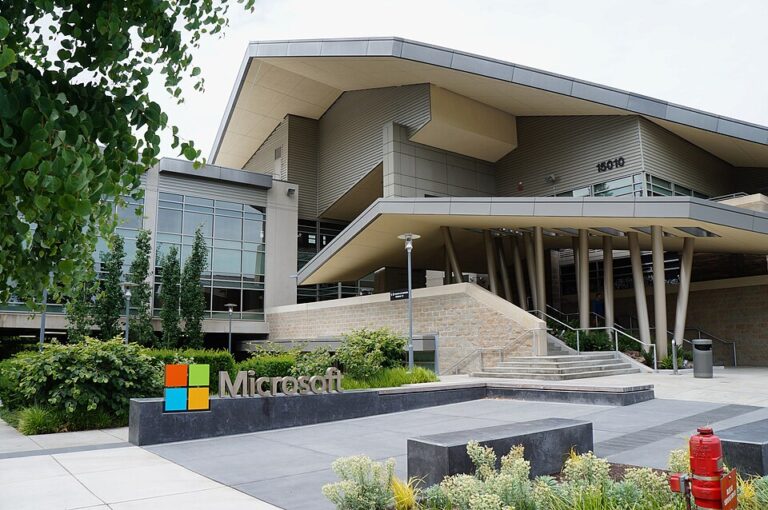 Microsoft Offers Free Minecraft Lessons for Students