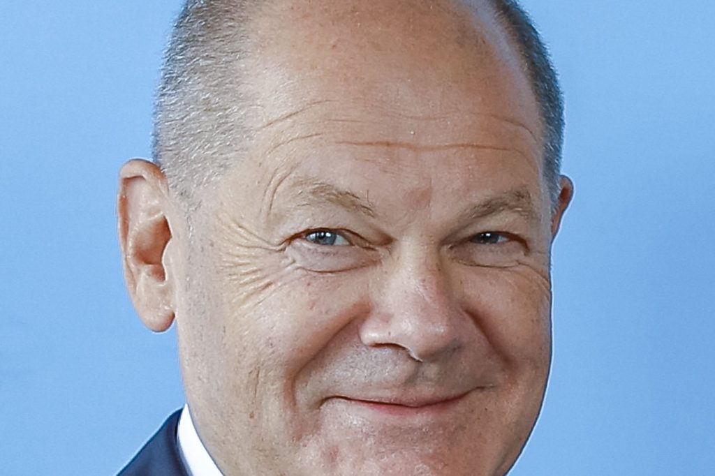 German Vice Chancellor Scholz Visits Kyiv Amid Russian Missile Strike on Bridge