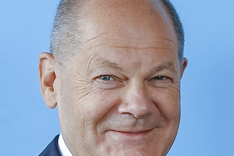 German Vice Chancellor Scholz Visits Kyiv Amid Russian Missile Strike on Bridge